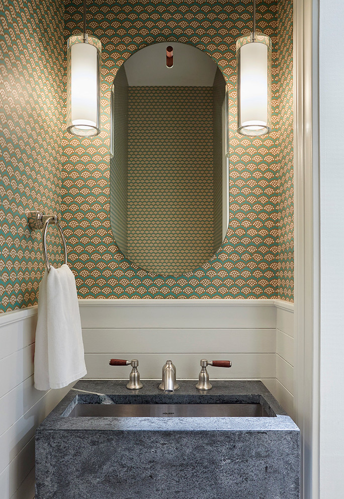 ニューヨークにある小さなトランジショナルスタイルのおしゃれなトイレ・洗面所 (マルチカラーの壁、アンダーカウンター洗面器、ソープストーンの洗面台) の写真