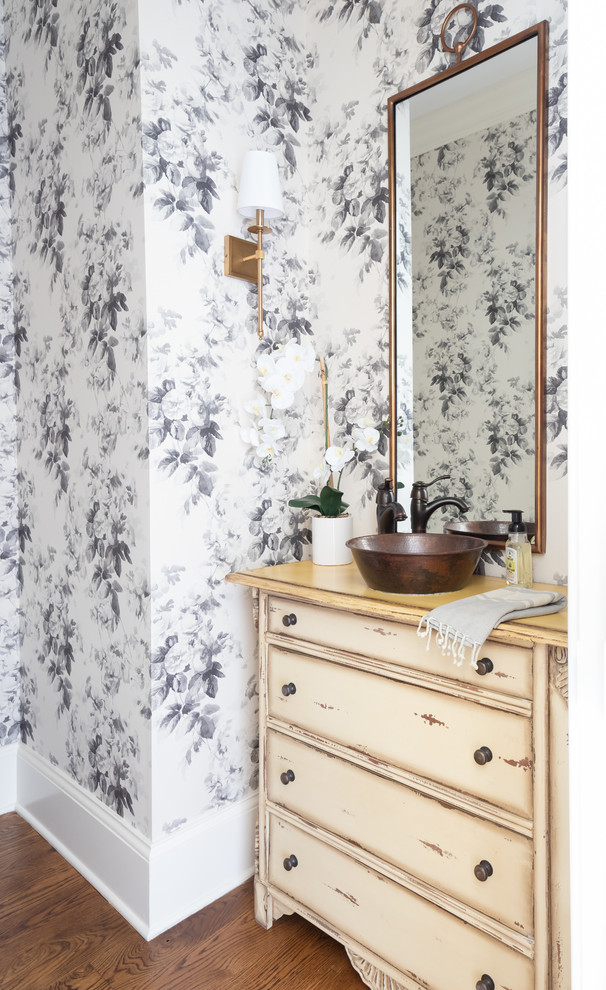 Inspiration för små klassiska toaletter, med möbel-liknande, skåp i slitet trä, flerfärgade väggar, mellanmörkt trägolv, ett fristående handfat och brunt golv