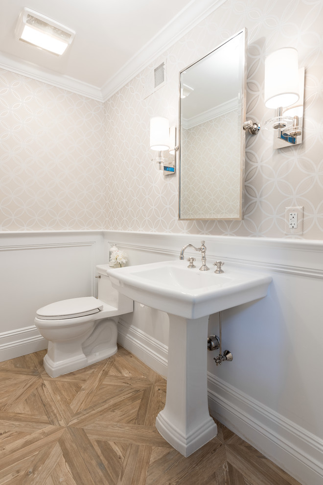 Esempio di un piccolo bagno di servizio tradizionale con WC monopezzo, pareti grigie, pavimento con piastrelle in ceramica e lavabo a colonna