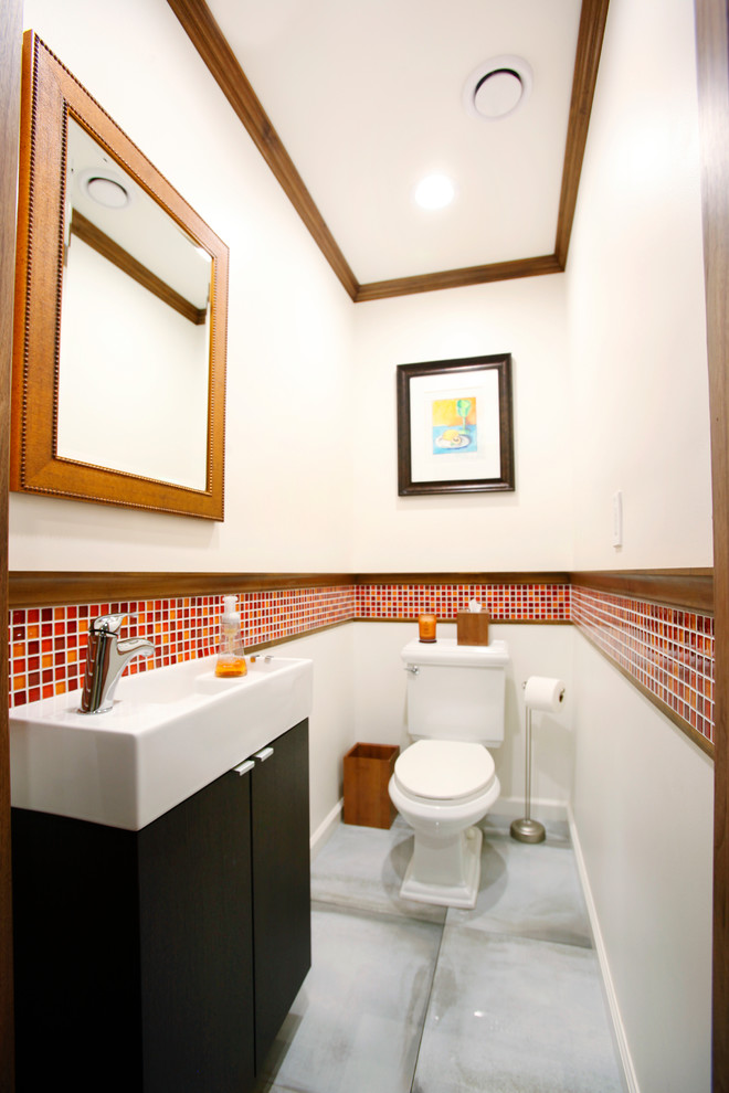Свежая идея для дизайна: туалет среднего размера в стиле неоклассика (современная классика) с плоскими фасадами, темными деревянными фасадами, унитазом-моноблоком, красной плиткой, керамической плиткой, белыми стенами и раковиной с пьедесталом - отличное фото интерьера