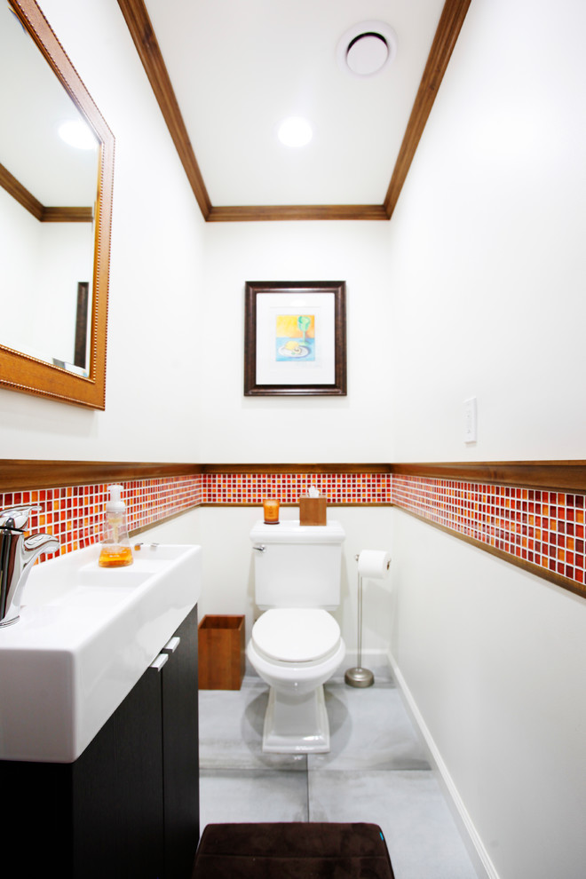 Mittelgroße Klassische Gästetoilette mit flächenbündigen Schrankfronten, dunklen Holzschränken, Toilette mit Aufsatzspülkasten, roten Fliesen, Keramikfliesen, weißer Wandfarbe und Sockelwaschbecken in Los Angeles