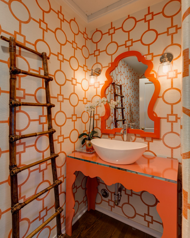 Maritime Gästetoilette mit verzierten Schränken, orangefarbenen Schränken, bunten Wänden, dunklem Holzboden, Aufsatzwaschbecken, braunem Boden und oranger Waschtischplatte in Los Angeles
