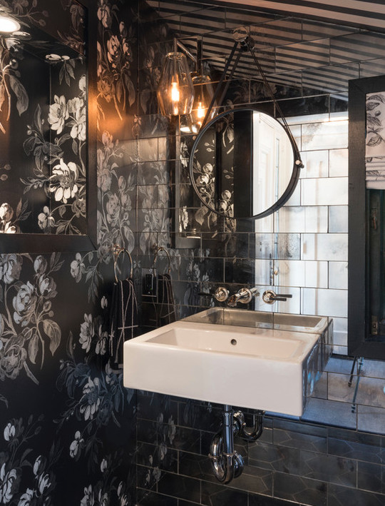 Foto di un bagno di servizio bohémian di medie dimensioni con WC a due pezzi, piastrelle in metallo, pareti multicolore e lavabo sospeso
