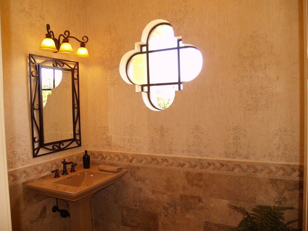 Свежая идея для дизайна: большой туалет в средиземноморском стиле с коричневой плиткой, плиткой из травертина, бежевыми стенами и раковиной с пьедесталом - отличное фото интерьера