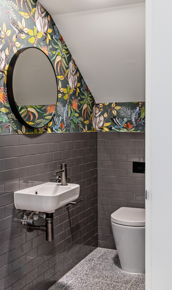 На фото: маленький туалет в современном стиле с серой плиткой, керамической плиткой, зелеными стенами, полом из терраццо, подвесной раковиной и серым полом для на участке и в саду с