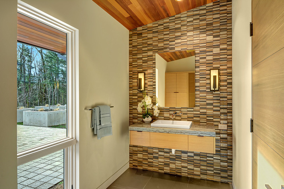 Moderne Gästetoilette mit flächenbündigen Schrankfronten, hellen Holzschränken und Einbauwaschbecken in Seattle