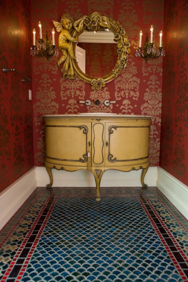 На фото: туалет среднего размера в современном стиле с зеленой плиткой, синей плиткой, красными стенами и полом из керамической плитки с