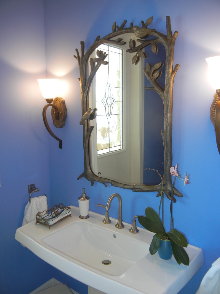 Immagine di un piccolo bagno di servizio tropicale con pareti blu e lavabo a consolle
