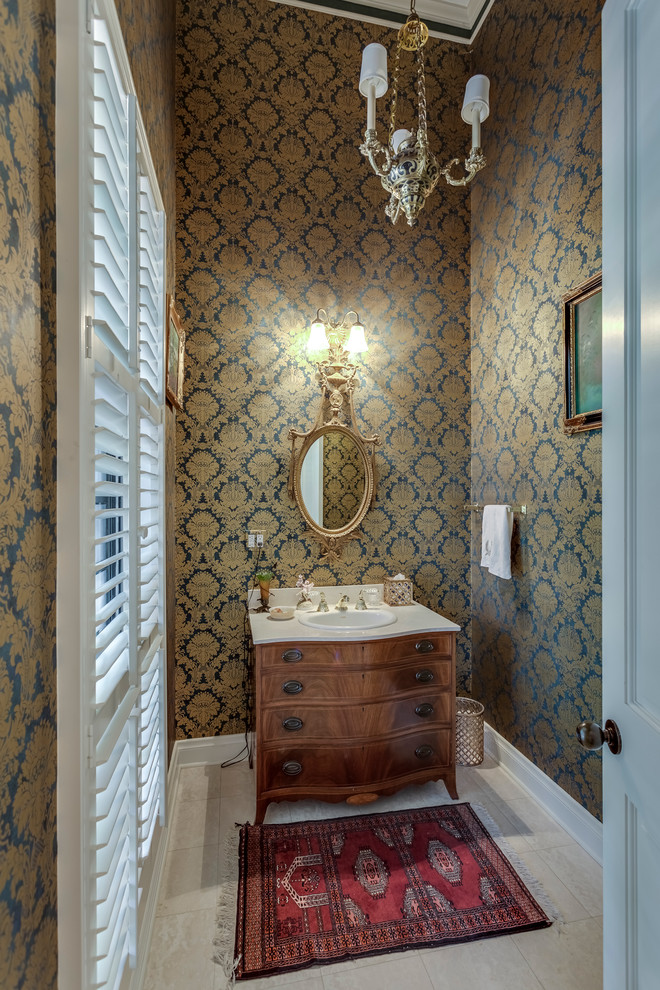 Ispirazione per un bagno di servizio classico con lavabo da incasso, consolle stile comò, ante in legno scuro e pareti multicolore