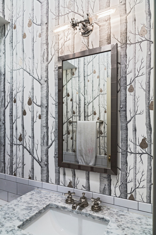 Immagine di un bagno di servizio chic con ante in legno chiaro, pareti grigie e lavabo sottopiano