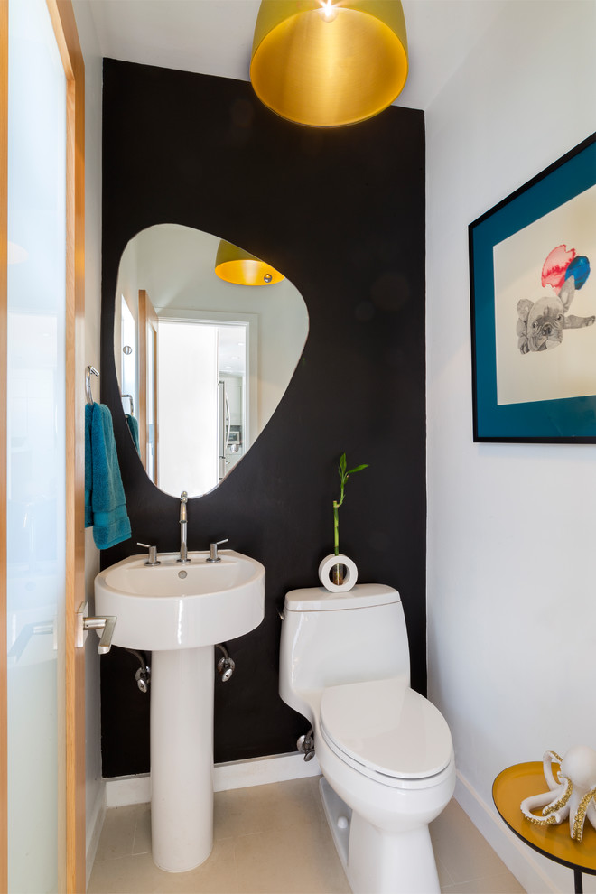 Exemple d'un WC et toilettes rétro de taille moyenne avec WC à poser, un mur noir, parquet clair et un lavabo de ferme.