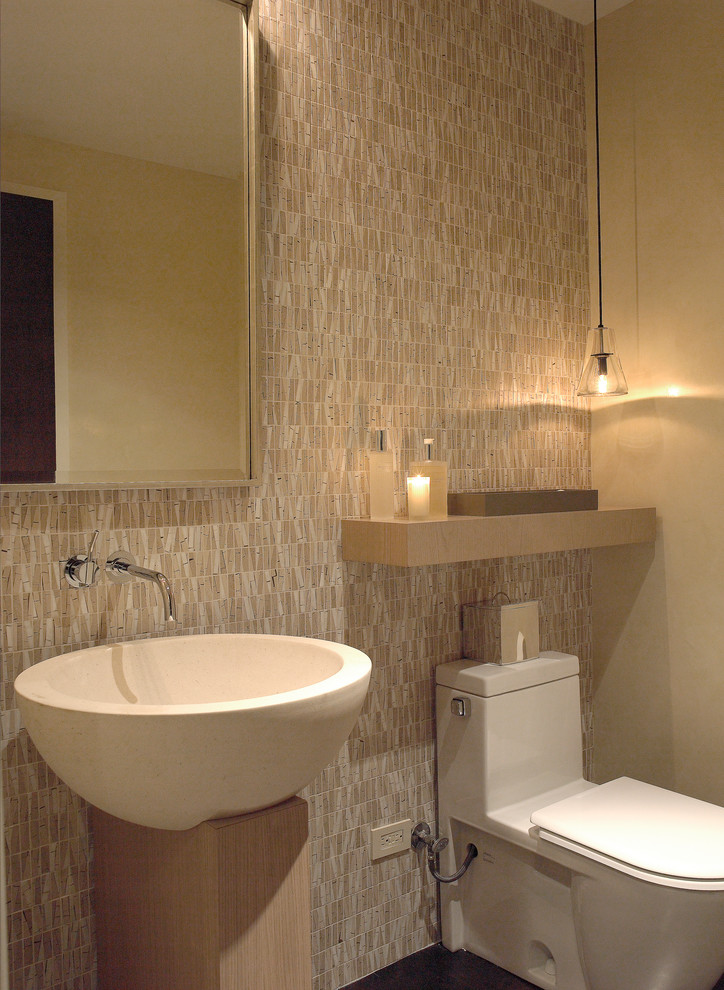 Пример оригинального дизайна: туалет в современном стиле с унитазом-моноблоком, бежевой плиткой, бежевыми стенами и настольной раковиной