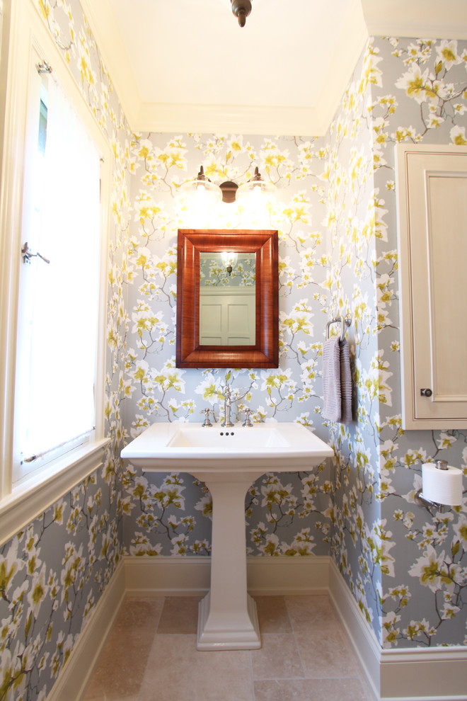 Idéer för att renovera ett litet vintage toalett, med luckor med profilerade fronter, vita skåp, en toalettstol med separat cisternkåpa, flerfärgade väggar, travertin golv, ett piedestal handfat och beiget golv