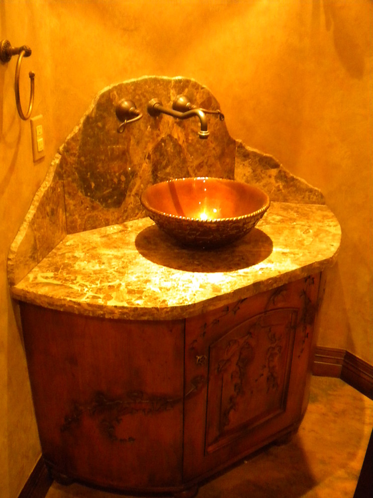 Foto di un bagno di servizio rustico