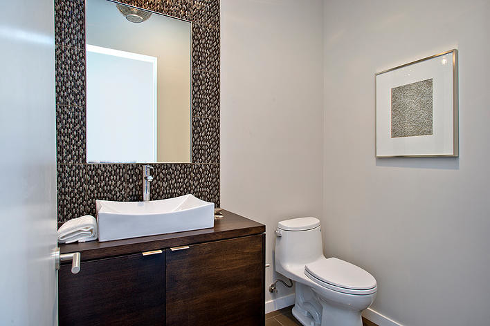 Свежая идея для дизайна: туалет в современном стиле с плоскими фасадами, темными деревянными фасадами, полом из керамогранита, врезной раковиной, столешницей из кварцита, серым полом и коричневой столешницей - отличное фото интерьера