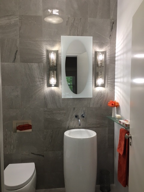 На фото: туалет среднего размера в стиле модернизм с унитазом-моноблоком, серой плиткой, мраморной плиткой, серыми стенами, мраморным полом, раковиной с пьедесталом и серым полом с