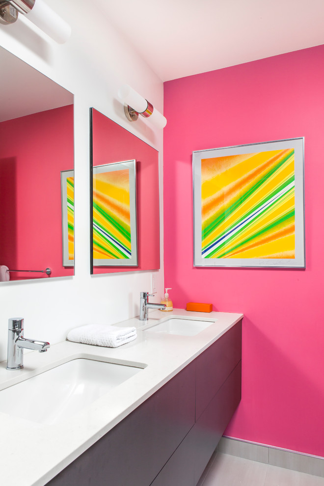 На фото: туалет в современном стиле с плоскими фасадами, серыми фасадами, розовыми стенами, врезной раковиной и серым полом