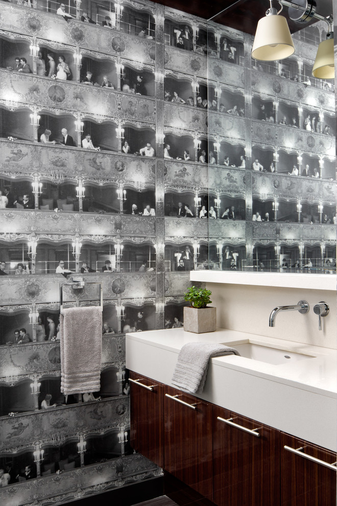 トロントにあるコンテンポラリースタイルのおしゃれなトイレ・洗面所 (アンダーカウンター洗面器、フラットパネル扉のキャビネット、濃色木目調キャビネット) の写真