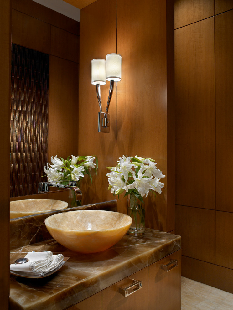 Große Moderne Gästetoilette mit flächenbündigen Schrankfronten, hellbraunen Holzschränken, brauner Wandfarbe, Aufsatzwaschbecken und Onyx-Waschbecken/Waschtisch in Miami