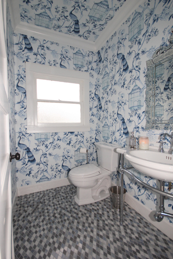 Kleine Klassische Gästetoilette mit Wandtoilette mit Spülkasten, Mosaikfliesen, blauer Wandfarbe, Mosaik-Bodenfliesen und Sockelwaschbecken in Los Angeles