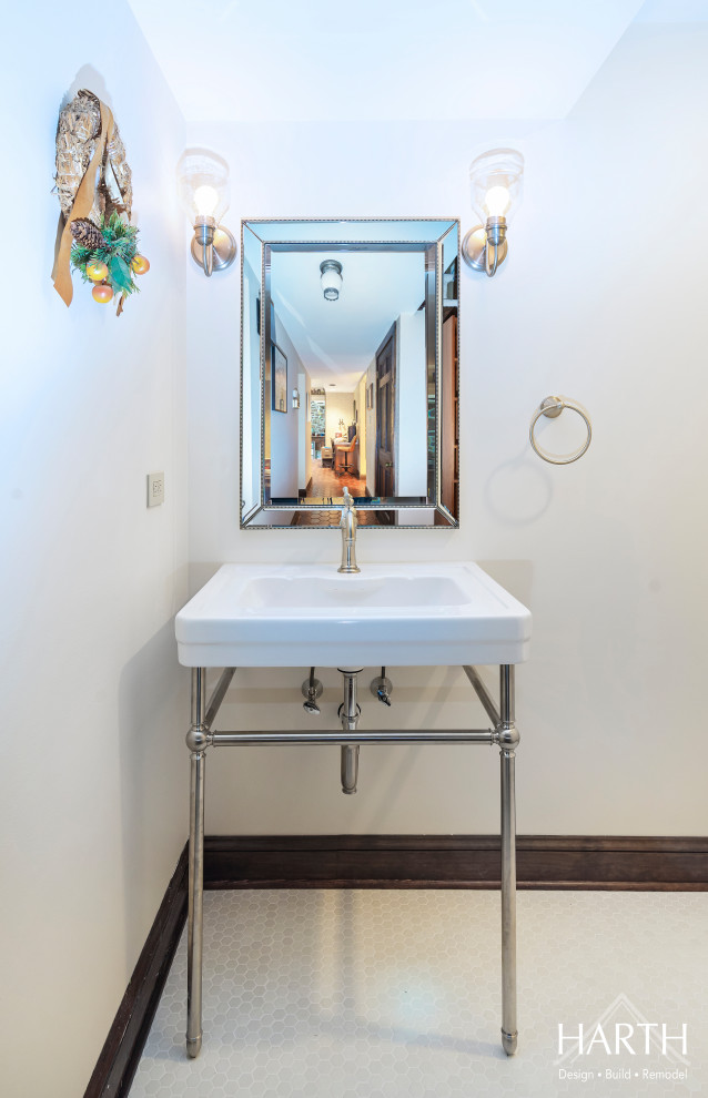 Idee per un grande bagno di servizio con WC a due pezzi, pareti bianche, pavimento in gres porcellanato, lavabo a consolle e pavimento bianco