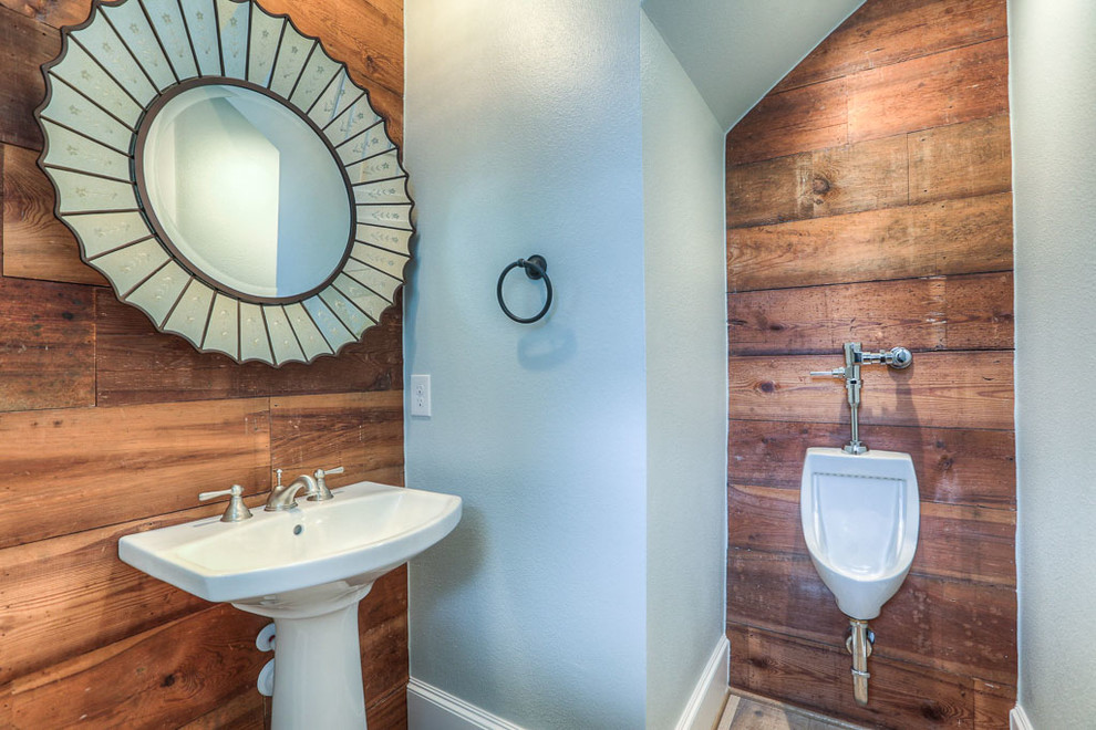 オレンジカウンティにある低価格の小さなトランジショナルスタイルのおしゃれなトイレ・洗面所 (小便器、ペデスタルシンク、茶色い壁) の写真