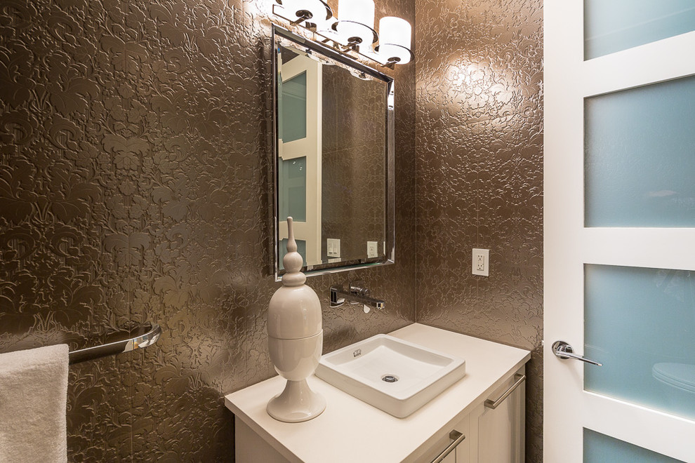 Kleine Moderne Gästetoilette mit Aufsatzwaschbecken, weißen Schränken, Quarzwerkstein-Waschtisch, braunen Fliesen, Schrankfronten mit vertiefter Füllung, Toilette mit Aufsatzspülkasten, Metallfliesen und brauner Wandfarbe in Vancouver