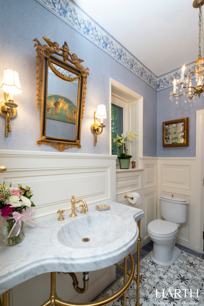 Foto di un bagno di servizio tradizionale di medie dimensioni con WC a due pezzi, pareti blu, pavimento in marmo, lavabo a consolle, top in marmo, pavimento multicolore, top bianco, mobile bagno freestanding e boiserie