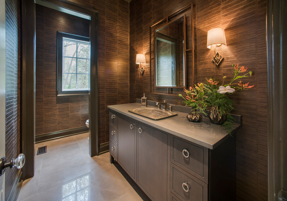 Immagine di un bagno di servizio tradizionale con consolle stile comò, ante in legno bruno, pareti marroni e lavabo da incasso