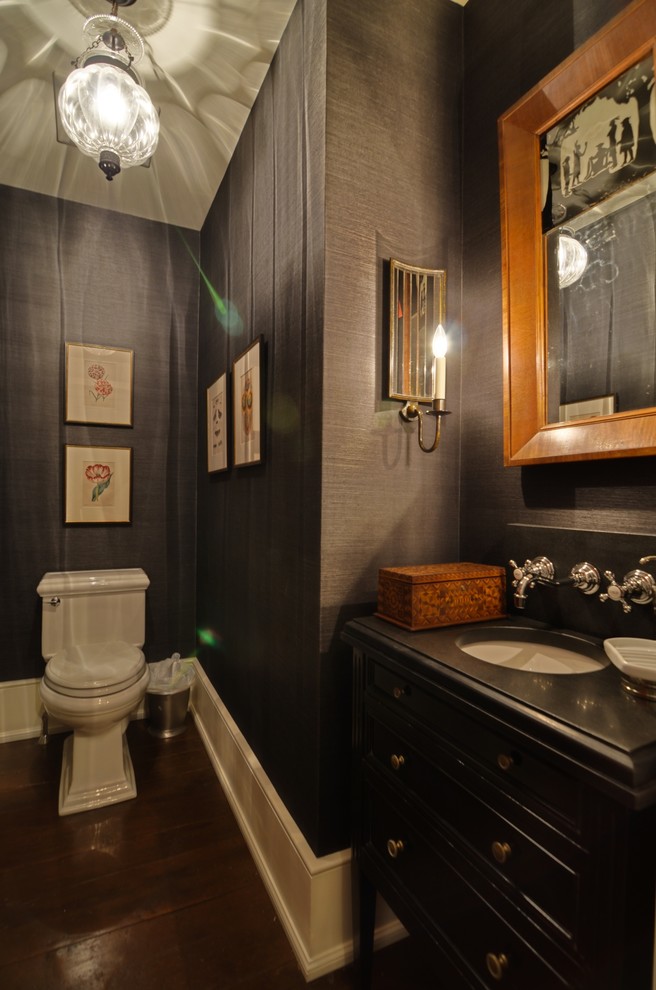 На фото: большой туалет в классическом стиле с черными фасадами, раздельным унитазом, серыми стенами, темным паркетным полом, врезной раковиной и столешницей из известняка с