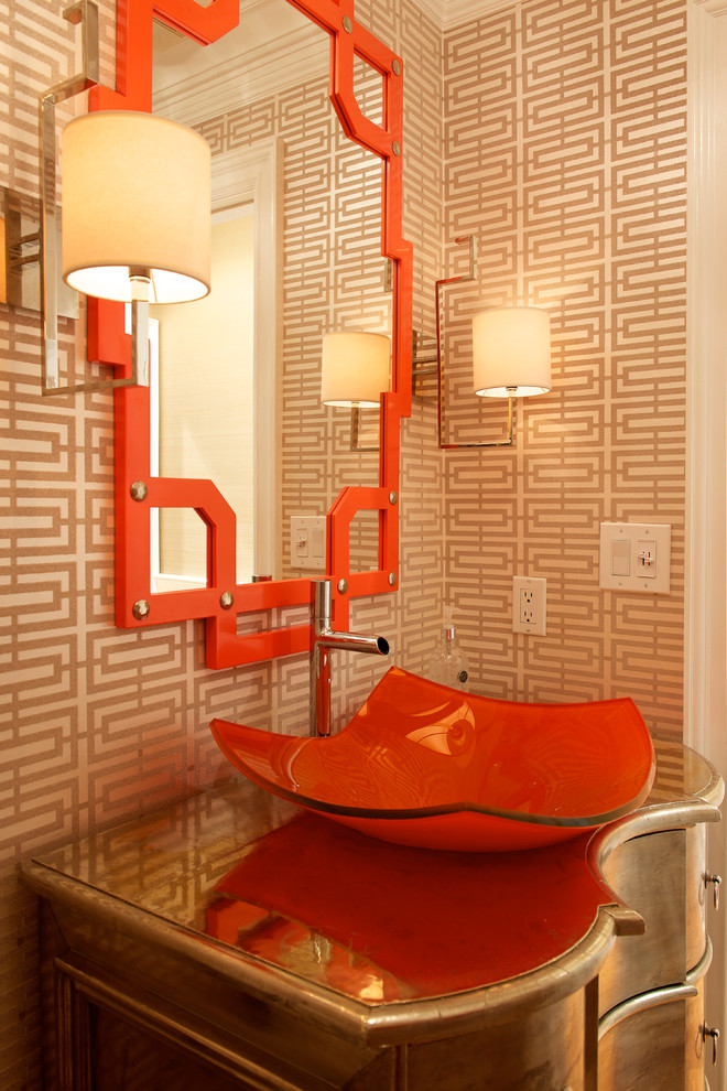 Kleine Moderne Gästetoilette mit Aufsatzwaschbecken, verzierten Schränken, bunten Wänden, beigen Fliesen und braunen Fliesen in New York