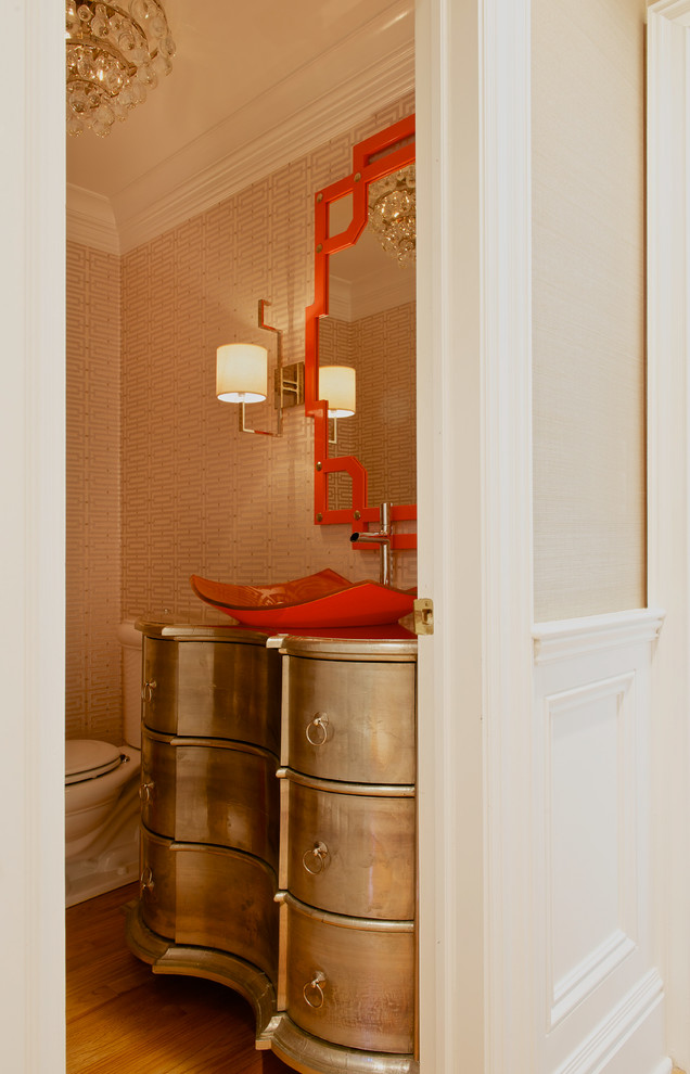 Kleine Moderne Gästetoilette mit verzierten Schränken, Toilette mit Aufsatzspülkasten, beigen Fliesen, braunen Fliesen, bunten Wänden, hellem Holzboden, Aufsatzwaschbecken und braunem Boden in New York