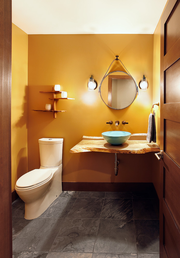 Ispirazione per un grande bagno di servizio tradizionale con WC monopezzo, pareti bianche, pavimento con piastrelle in ceramica, lavabo a bacinella e top in legno