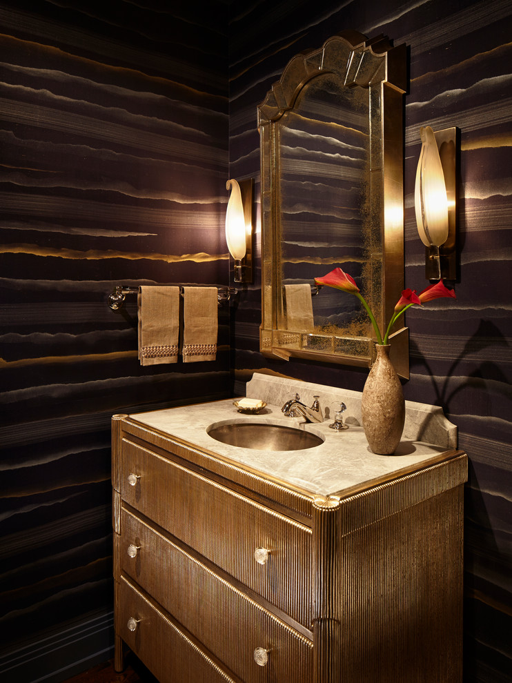 Источник вдохновения для домашнего уюта: туалет среднего размера в стиле неоклассика (современная классика) с мраморной столешницей, фиолетовыми стенами и врезной раковиной