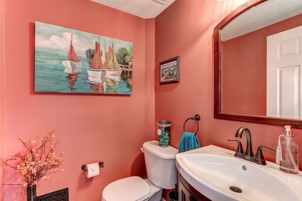 На фото: туалет среднего размера в современном стиле с раздельным унитазом, оранжевыми стенами и столешницей из искусственного кварца