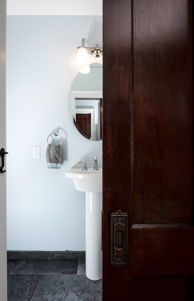 Inspiration för små klassiska toaletter, med grå väggar, klinkergolv i keramik, ett piedestal handfat och grått golv