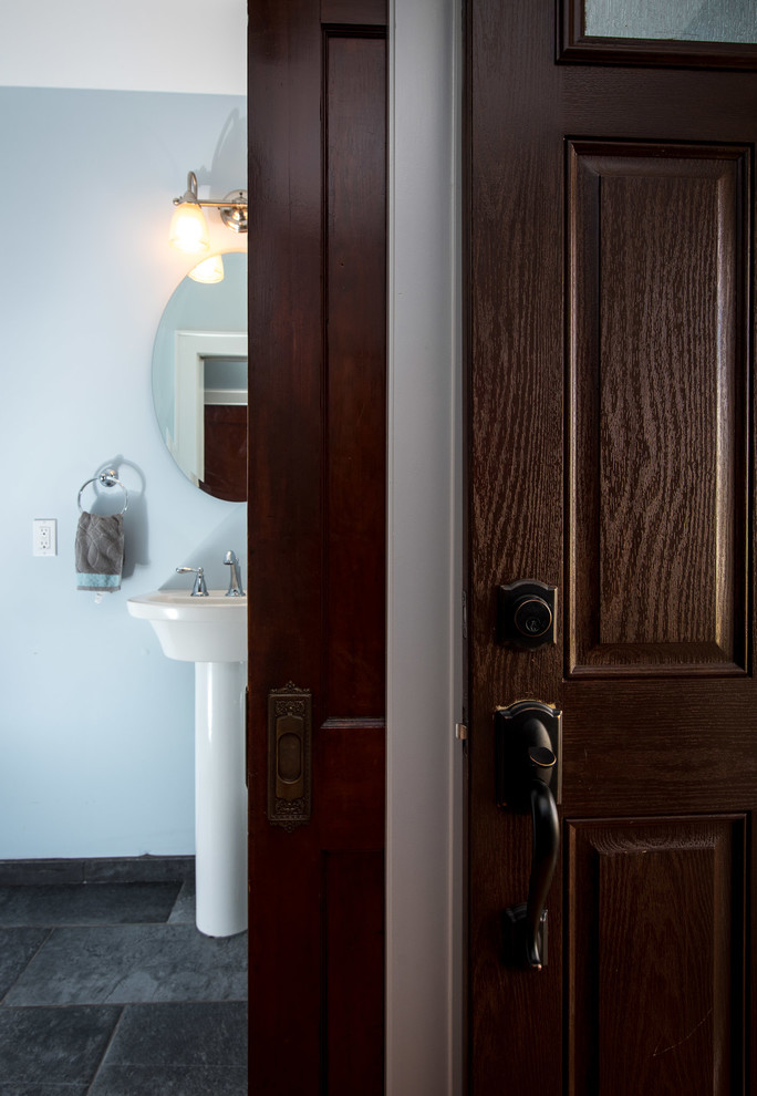 Exempel på ett litet klassiskt toalett, med grå väggar, klinkergolv i keramik, ett piedestal handfat och grått golv