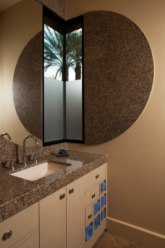 Immagine di un bagno di servizio design con ante lisce, ante marroni, pareti marroni e lavabo sottopiano