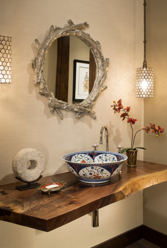 Mittelgroße Urige Gästetoilette mit Aufsatzwaschbecken, Waschtisch aus Holz, beiger Wandfarbe und brauner Waschtischplatte in Denver