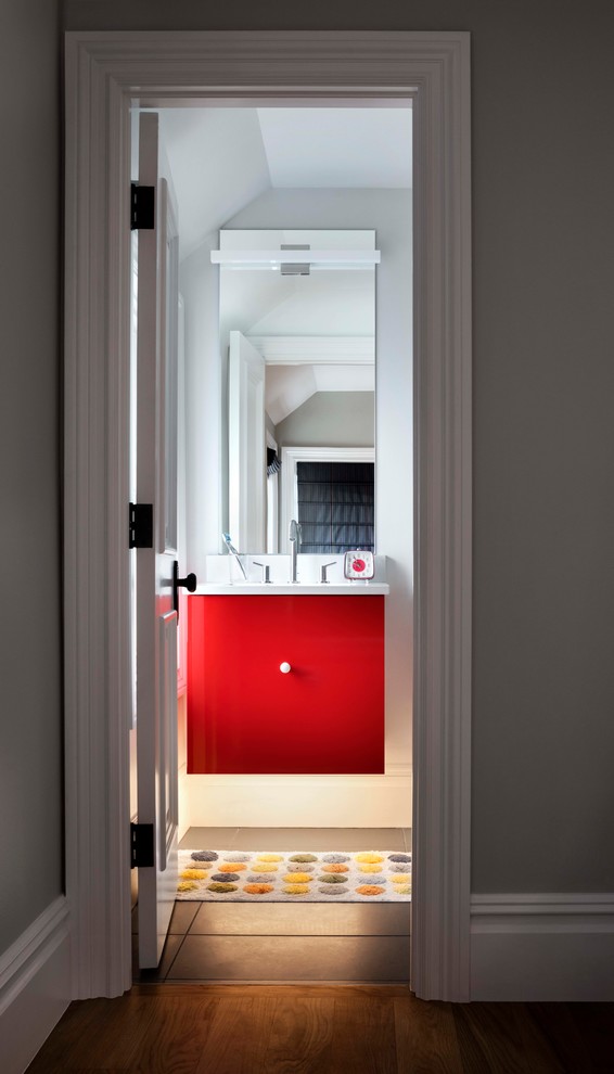 Moderne Gästetoilette mit flächenbündigen Schrankfronten, roten Schränken, grauer Wandfarbe, grauem Boden und weißer Waschtischplatte in Denver