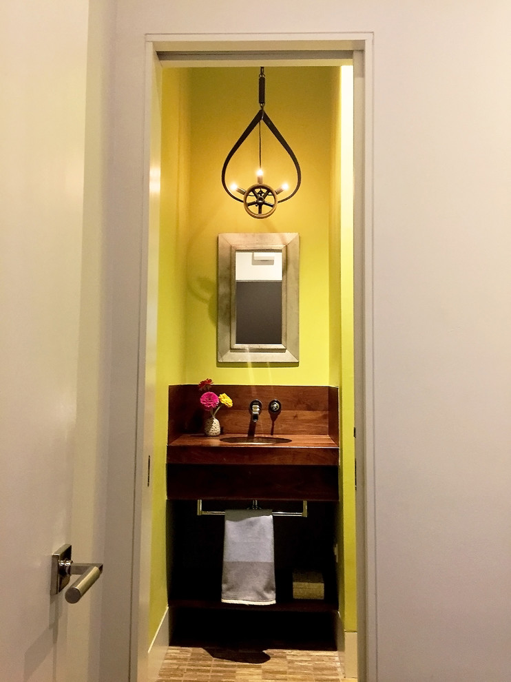 Свежая идея для дизайна: маленький туалет в стиле фьюжн с инсталляцией, желтыми стенами, полом из известняка, врезной раковиной и столешницей из дерева для на участке и в саду - отличное фото интерьера