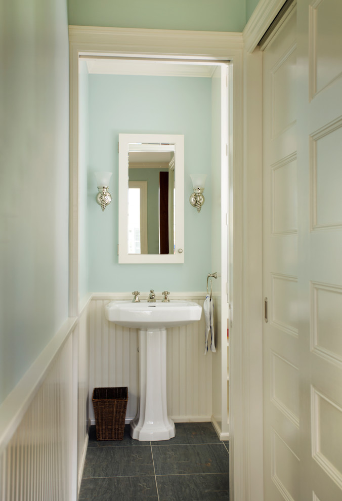 На фото: туалет среднего размера в классическом стиле с синими стенами, полом из сланца, раковиной с пьедесталом, столешницей из искусственного камня и серым полом с