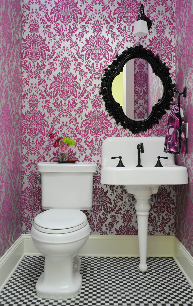 Ejemplo de aseo bohemio pequeño con sanitario de dos piezas, paredes multicolor, suelo de baldosas de porcelana y lavabo con pedestal