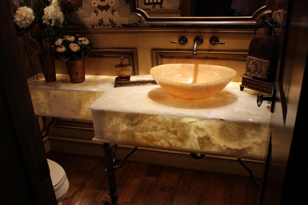Ispirazione per un bagno di servizio classico di medie dimensioni con lavabo a bacinella, top in onice, piastrelle bianche, pareti marroni, parquet scuro e top beige