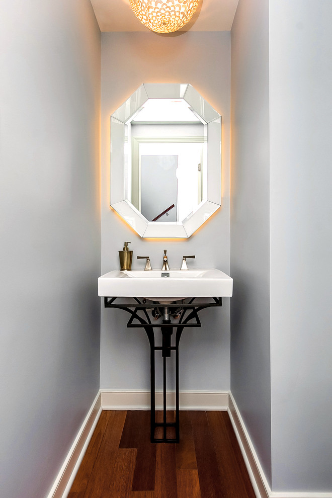 ボルチモアにあるトランジショナルスタイルのおしゃれなトイレ・洗面所 (ペデスタルシンク、グレーの壁、無垢フローリング) の写真