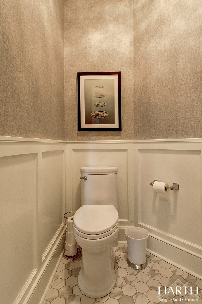 Стильный дизайн: туалет среднего размера в стиле неоклассика (современная классика) с раздельным унитазом, зелеными стенами, мраморным полом, консольной раковиной, белым полом, напольной тумбой и панелями на стенах - последний тренд