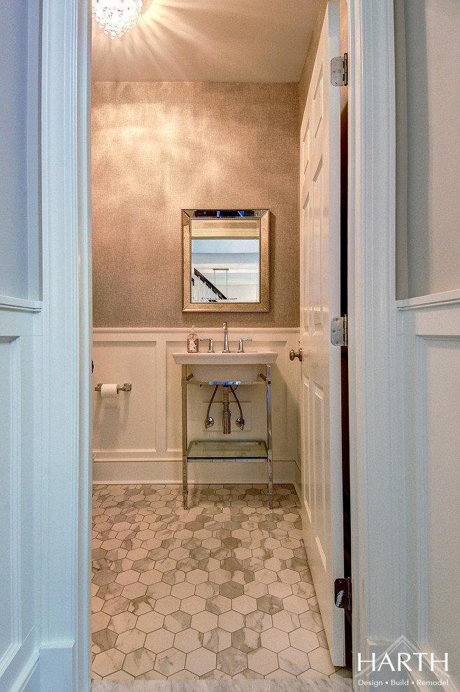Пример оригинального дизайна: туалет среднего размера в стиле неоклассика (современная классика) с раздельным унитазом, зелеными стенами, мраморным полом, консольной раковиной, белым полом, напольной тумбой и панелями на стенах