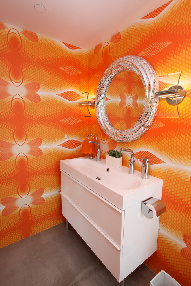 Foto de aseo actual con lavabo de seno grande y parades naranjas