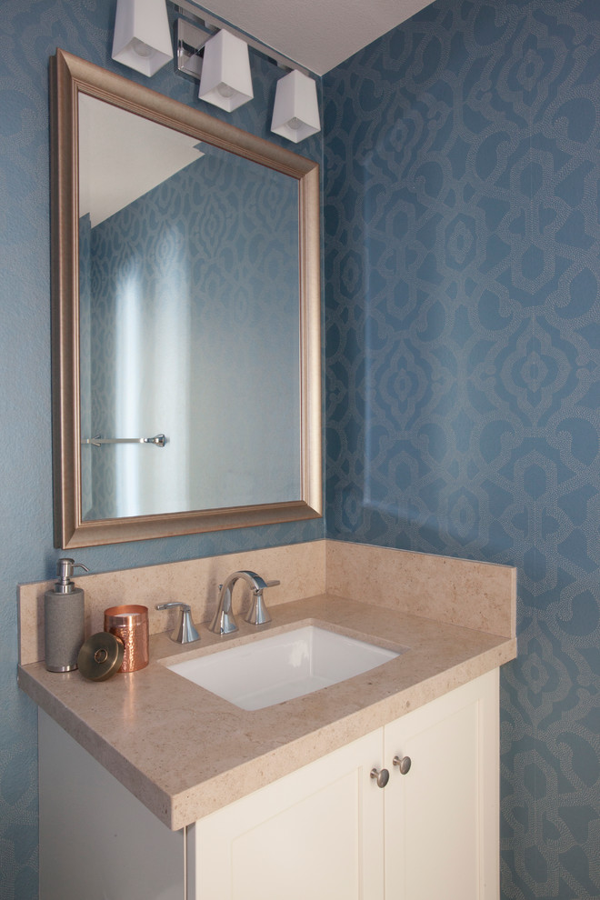 Bild på ett mellanstort vintage toalett, med skåp i shakerstil, vita skåp, blå väggar, klinkergolv i porslin, ett undermonterad handfat och bänkskiva i kalksten