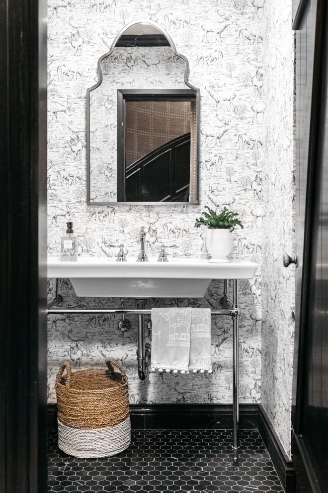 ロサンゼルスにある高級な中くらいなトラディショナルスタイルのおしゃれなトイレ・洗面所 (コンソール型シンク、クオーツストーンの洗面台、白い洗面カウンター、独立型洗面台) の写真